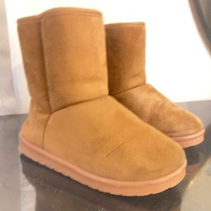 Kids size 2 winter boots. (Girls)